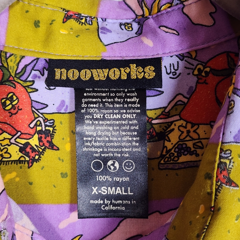 Nooworks Joyce Jammin Strawberry Short Sleeve Button Up XS - Picture 7 of 7